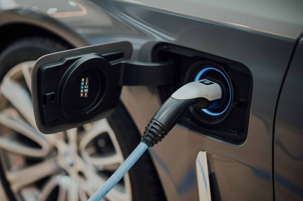 Quels sont les défis de la mise en œuvre de la recharge inductive pour les véhicules électriques dans les zones urbaines?